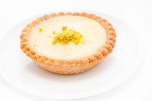 Tartlet with white chocolate and passion fruit